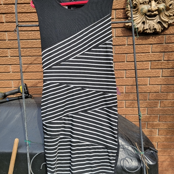 Dresses - Picture 4 of 6